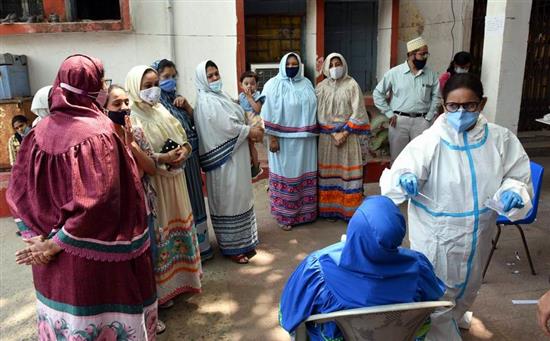 2021年4月6日，人们在印度比哈尔邦巴特那接受新冠病毒检测。?印度近期疫情持续反弹，新增病例激增。
